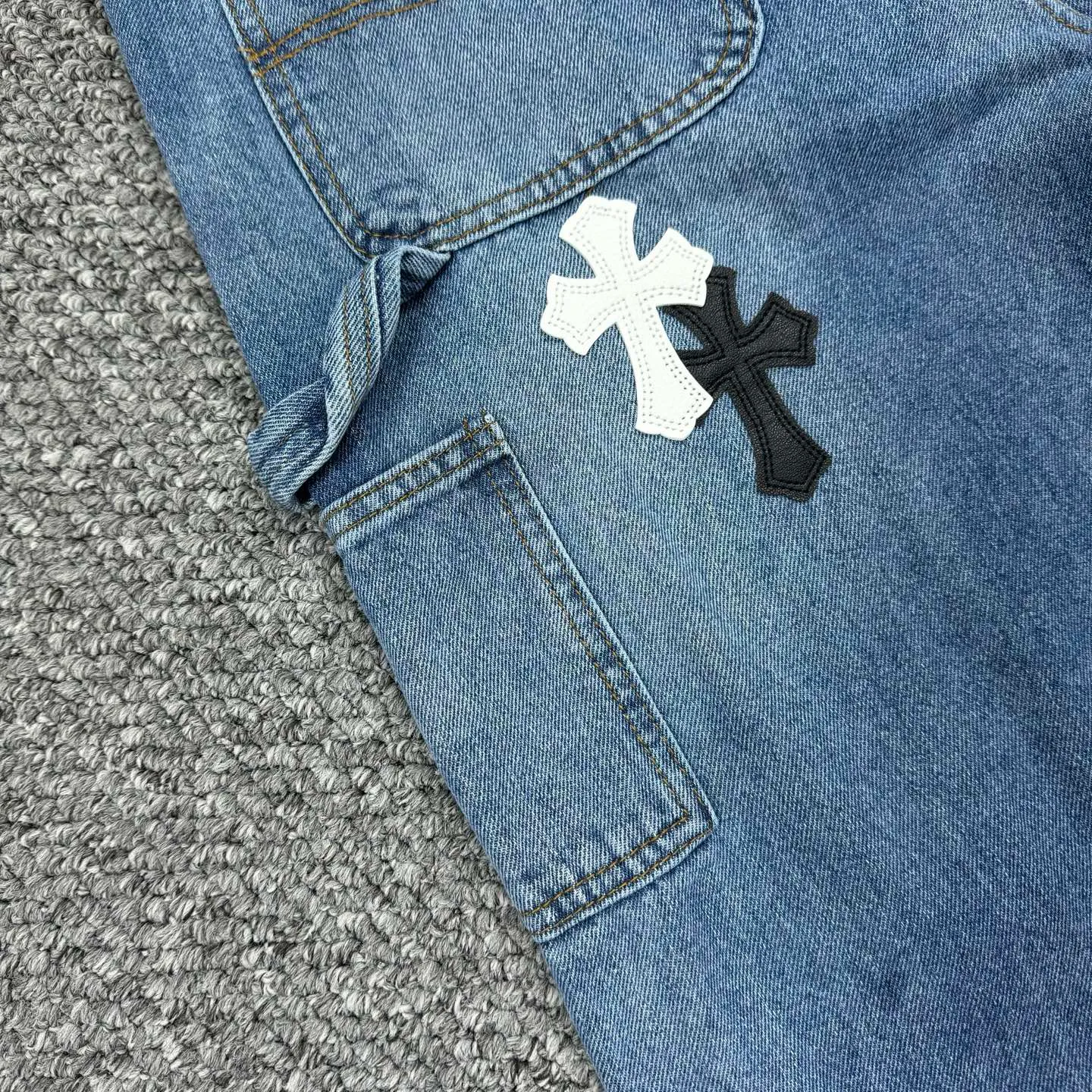 P280 Style number: H847 ChromeHearts & Chrome Hearts [New on unlabeled support platform] 2025 new logging multi-pocket black and white blue cross patch leather couple's washed jeans Top ceiling quality Styles with different washed textures, very friendly to people with thin legs and thick legs, straight and loose version very flattering leg shape Timeless moderate length, easy and casual to match, basic styling for various styles, a must-have in the wardrobe! The fabric is stiff but also makes the upper body soft without losing texture. The washing process is even more perfect. It is a must-have item for everyone! ! !  Size: 30-32-34-36 Color: blue